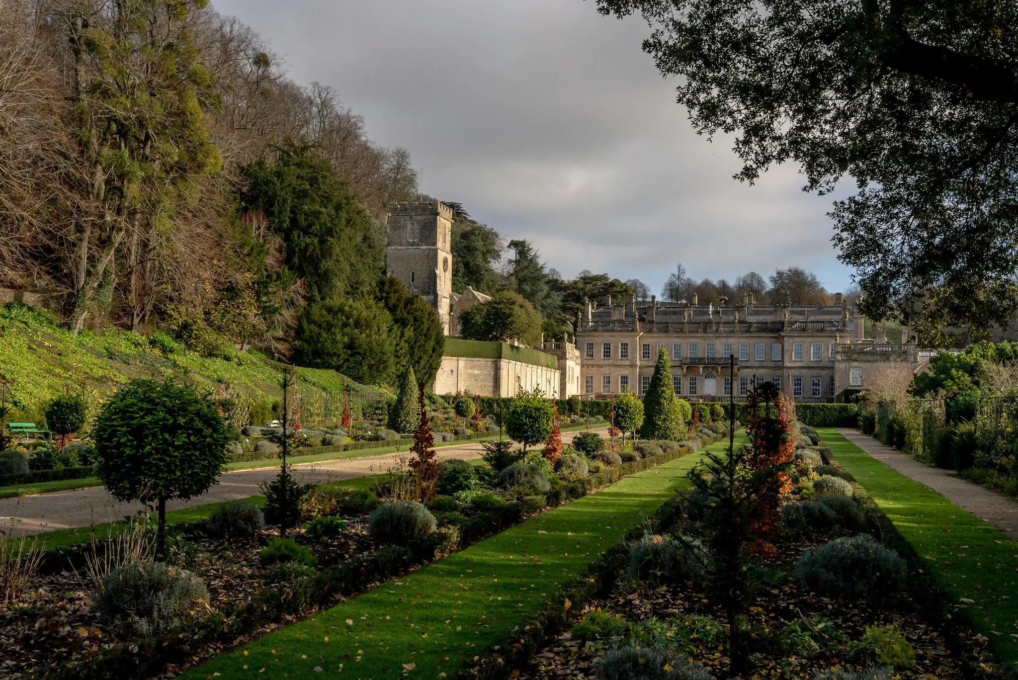 Територія Dyrham House. Актор Ентоні Хопкінс крокує через Дірхем у фільмі 1993 року «Залишки дня»